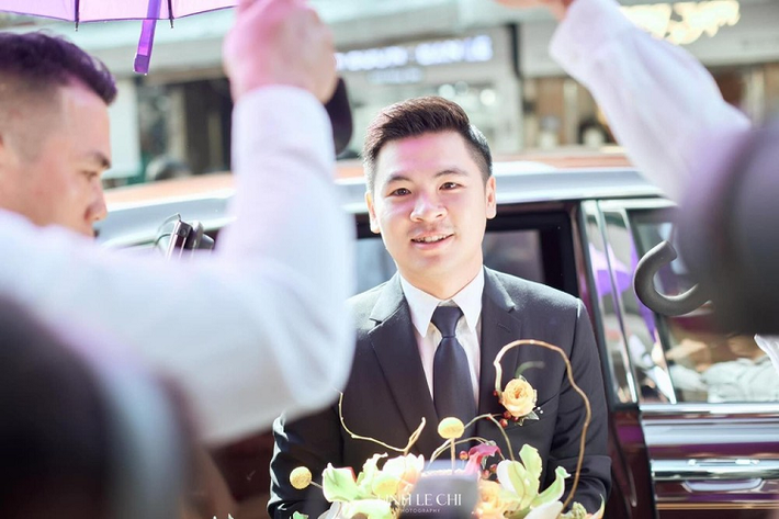 Đoàn xe hoa đỗ dài trên 1 góc đường Hà Nội khiến không ít người đi đường tò mò theo dõi. Nổi bật nhất trong dàn xe rước dâu của Đỗ Vinh Quang với Hoa hậu Đỗ Mỹ Linh chính là Rolls-Royce Phantom Peace & Glory (Hòa Bình & Vinh Quang) được ông Đỗ Quang Hiển đặt mua chính hãng qua chương trình cá nhân hóa cho riêng mình.