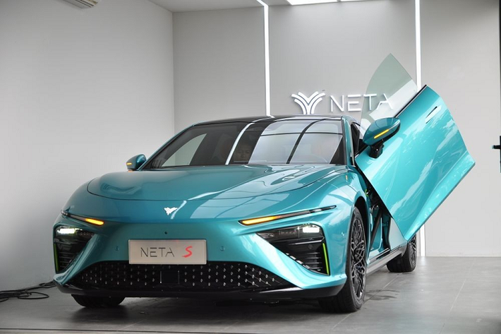 Neta S 2023 mới mang kiểu dáng sedan và có kích thước khá lớn, bao gồm chiều dài 4.980 mm, chiều rộng 1.980 mm, chiều cao 1.450 mm và chiều dài cơ sở 2.980 mm. Với chiều dài cơ sở này, mẫu ôtô Trung Quốc được định vị trong phân khúc sedan cỡ trung và cỡ lớn.