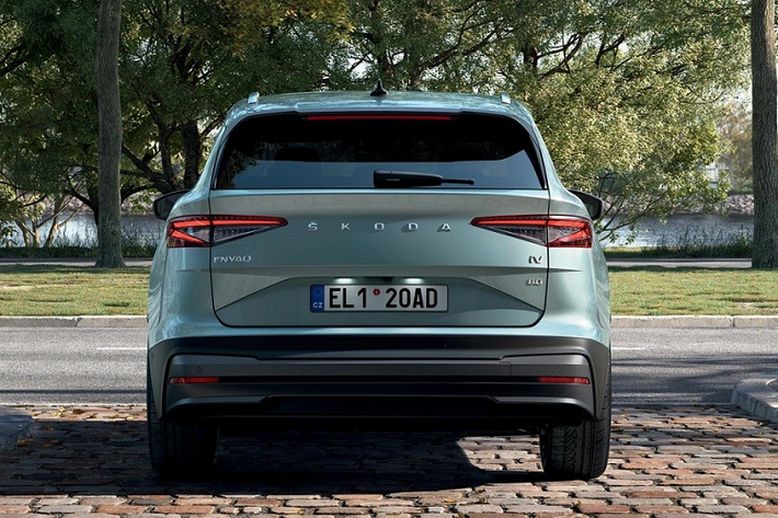 Như vậy, mẫu xe này có kích thước về cơ bản là giống người anh em Skoda Kodiaq. Tuy nhiên, so với Kodiaq, Skoda Enyaq iV sở hữu thiết kế mượt mà và khí động lực học hơn. Tương tự những mẫu xe cùng thương hiệu Skoda, Enyaq iV được thiết kế theo phong cách khá cơ bắp.