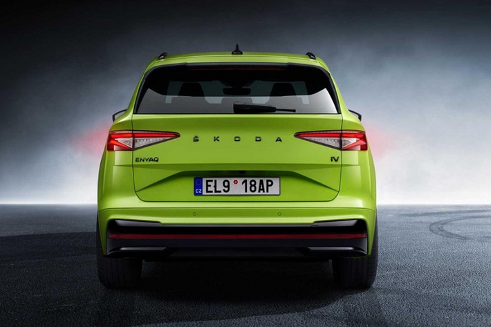 Tất cả những chi tiết này kết hợp lại giúp mẫu SUV thuần điện cỡ C này có hệ số lực cản không khí 0,27 Cd. Chưa hết, Skoda Enyaq iV còn có phiên bản với thiết kế thể thao hơn là Sportline. Ở bản Sportline, xe được bổ sung hốc gió trung tâm mới những chi tiết ngoại thất màu đen bóng như viền lưới tản nhiệt, viền hình chữ "C" bao quanh 2 khe gió, ốp gương chiếu hậu, viền cửa sổ, baga nóc hay các tem chữ nổi trên cửa cốp sau.