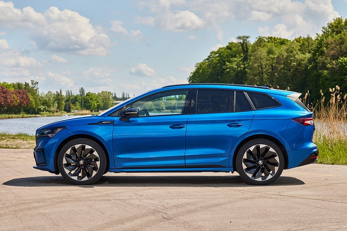 Tương tự bản Sportline, Skoda Enyaq RS iV cũng được trang bị vô lăng 3 chấu. Thêm vào đó là mặt táp-lô và ghế bọc chất liệu giống da lộn Suedia. Chỉ khâu và đèn viền nội thất của phiên bản này có màu "tông xuyệt tông" với ngoại thất. Trong khi đó, tựa đầu ghế trước được thêu dòng chữ "RS". Không thua kém các mẫu xe cùng thương hiệu, Skoda Enyaq iV cũng có khá nhiều trang bị an toàn.