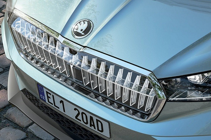 Không chỉ tiện nghi, nội thất của Skoda Enyaq iV còn khá thực dụng với ngăn chứa ô tích hợp trong 2 cửa trước, bàn gấp sau lưng ghế trước, ngăn chứa đồ dưới sàn khoang hành lý, lưới cố định đồ và móc treo túi trong cốp. Riêng Skoda Enyaq iV bản Sportline sẽ được trang bị nội thất màu đen với đèn viền màu đỏ tương phản ở mặt táp-lô, tapi cửa và dưới cụm điều khiển trung tâm. Ngoài ra, xe còn dùng vô lăng 3 chấu thay vì 2 chấu như bản thường và ghế bọc da pha Alcantara.