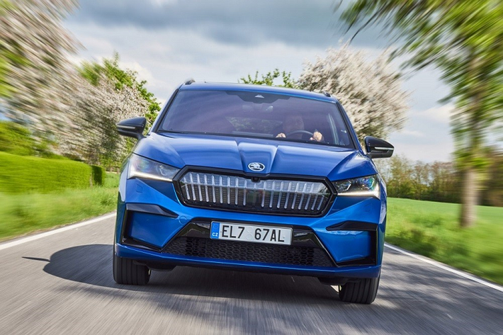 Đồng thời, mẫu SUV cỡ C này cũng có những chi tiết đặc trưng của thương hiệu Skoda như lưới tản nhiệt hình lục giác trên đầu xe với viền mạ crôm sáng bóng bao quanh. Tuy nhiên, vì đây là ô tô điện nên lưới tản nhiệt được đóng kín và sơn màu đen. Nếu chi thêm tiền, khách hàng có thể trang bị lưới tản nhiệt Crystal Face tùy chọn, phát sáng được nhờ 130 đèn LED bên trong.