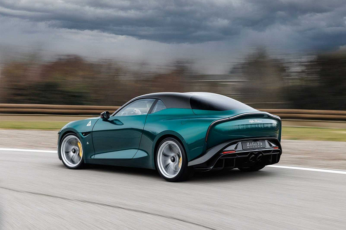 Đúng như tên gọi, chiếc xe Alfa Romeo Giulia SWB Zagato đặc biệt này có một không hai này được thiết kế dựa trên mẫu xe sedan thể thao Giulia nhưng đã được rút ngắn chiều dài cơ sở để tạo ra một chiếc coupe hai cửa không có hàng ghế sau, nhưng kiểu dáng vẫn rất đẹp mắt.