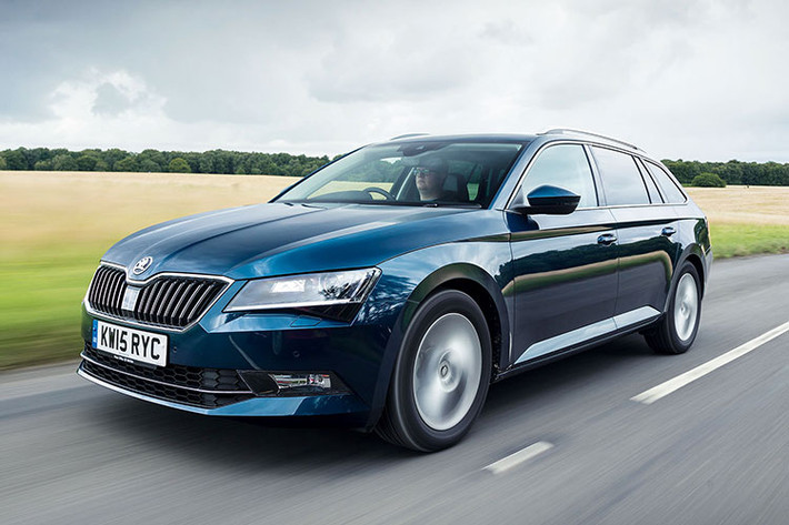 Thông tin về giá xe Skoda Superb tại Việt Nam chưa được hé lộ. Trong khi đó, tại Cộng hòa Séc, mẫu sedan hạng trung này có giá dao động từ 845.900 - 947.900 CZK (khoảng 798,5 - 895 triệu đồng). Trong thời gian qua, phân khúc sedan hạng D tại Việt Nam đã mất đi 2 đại diện là VinFast LUX A2.0 và Volkswagen Passat.