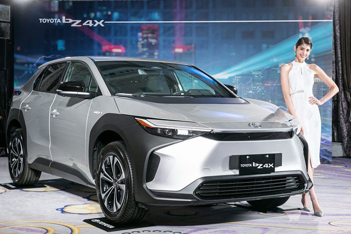 Sau khi một số người dùng phản ánh về việc Toyota bZ4X chạy điện có quãng đường vận hành thực tế thấp hơn so với con số hãng quảng cáo, các phóng viên tạp chí ôtô FDM của Đan Mạch đã nhanh chóng thực hiện kiểm chứng vấn đề này.