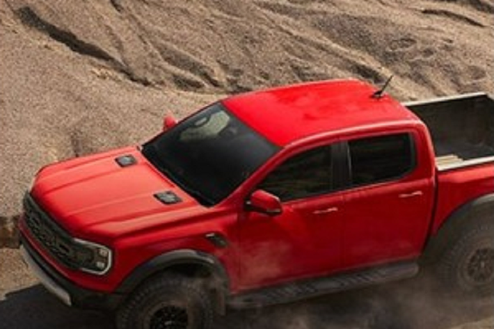 Một số tiện nghi trên Ranger Raptor 2023 tại thị trường Thái Lan gồm có màn hình giải trí 12,4 inch đặt dọc có kết nối Apple CarPlay/Android Auto và tích hợp hệ thống giải trí SYNC 4, 10 loa Bang & Olufsen, sưởi vô lăng, hàng ghế đầu chỉnh điện 10 hướng, sạc điện thoại không dây, điều hòa tự động 2 vùng độc lập, gương chiếu hậu chống chói tự động, các cổng USB và ổ điện.