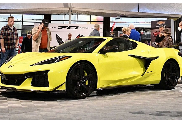Đại lý City Chevrolet tại Charlotte, quận Mecklenburg, bang Bắc Carolina mới đây thông báo họ đã nhận bàn giao 6 chiếc Chevrolet Corvette Z06 2023 mới. Chủ nhân đại lý này là Rick Hendrick, 73 tuổi, người đồng thời sở hữu đội đua nổi tiếng Hendrick Motorsports NASCAR.