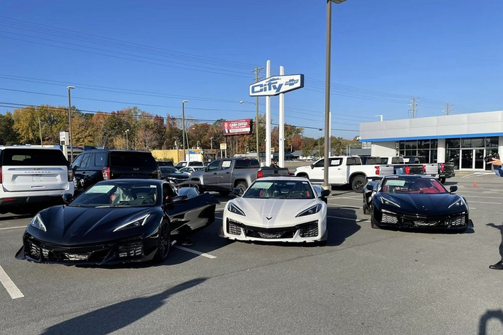 Trước đó, Hendrick cũng là người đấu giá thành công chiếc Corvette Stingray động cơ đặt giữa đầu tiên vào năm 2020 với mức giá 3 triệu USD (khoảng 72 tỷ đồng).