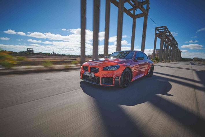 Loạt phụ kiện BMW M độ chính hãng ban đầu được giới thiệu vào tháng 10 và biến thể đặc biệt này có một loạt các chi tiết độ nhựa gia cố bằng sợi carbon bao gồm cánh mũi, nắp gương và bao quanh khe hút gió.