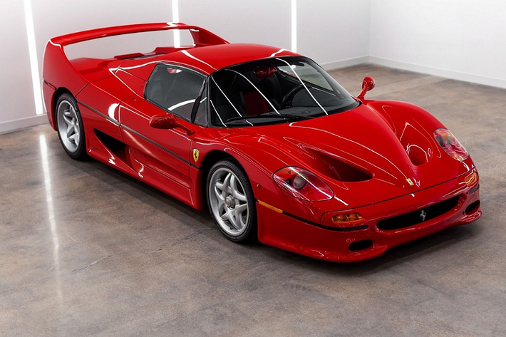 Trong nhiều năm qua, những chiếc siêu xe Ferrari vẫn luôn khiến giới mộ điệu phải ngạc nhiên khi được "sang tay" với giá ngất ngưởng tại các sự kiện đấu giá. Chiếc siêu xe Ferrari F50 hàng hiếm xuất hiện trong bài viết này cũng không phải là ngoại lệ.