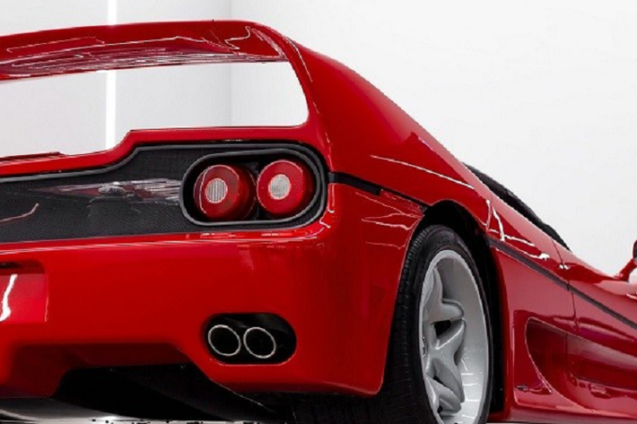 Sức mạnh được truyền tới cầu sau thông qua hộp số sàn 6 cấp. Nhờ đó, Ferrari F50 có thể tăng tốc từ 0-100 km/h trong thời gian chỉ 3,6 giây và đạt vận tốc tối đa hơn 320 km/h. Theo RM Sotheby’s, chủ nhân đầu tiên của chiếc Ferrari F50 này là đại lý Hong Seh Motors nổi tiếng tại Singapore.