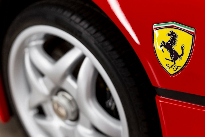 Khi ra đời trong thập niên '90, Ferrari F50 từng bị coi là thấp kém hơn đàn anh F40. Tuy nhiên, vào thời điểm hiện tại, F50 lại được coi là một trong những siêu xe thể thao huyền thoại của thương hiệu Ferrari. hãng đã tin tưởng giao nhiệm vụ tạo hình mẫu siêu xe kế nhiệm F40 cho hãng thiết kế Pininfarina nổi tiếng của Ý.