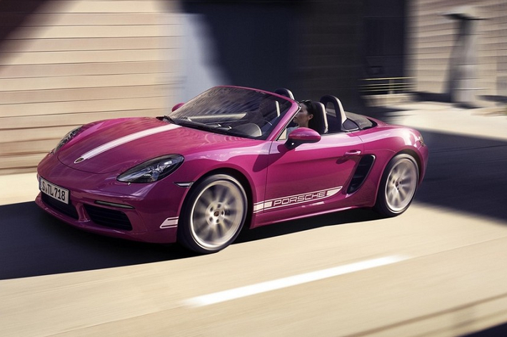 Hệ truyền động của xe Porsche 718 Boxster Style Edition 2023 vẫn là khối động cơ 4 xi-lanh tăng áp 2.0 lít, sản sinh công suất 300 mã lực và mô-men xoắn 380 Nm. Xe được trang bị số tay 6 cấp có thể tăng tốc từ vị trí xuất phát lên tốc độ 96 km/h chỉ trong thời gian 4,9 giây, còn nếu bấm vào gói tùy chọn PDK 7 tốc độ và Sport Chrono, xe chỉ mất 4,5 giây. Giá xe Porsche 718 Boxster Style Edition 2023 chưa được tiết lộ.