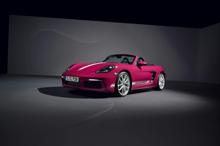 Được tìm thấy trong cabin của Porsche 718 Boxster Style Edition 2023 là ghế trước có sưởi, vô-lăng đa chức năng bọc da và có sưởi, thảm sàn với đường chỉ khâu màu Chalk tương phản, nội thất da màu đen với đường khâu màu phấn, tựa đầu in nổi phần còn lại của Porsche và ngưỡng cửa bằng thép không gỉ được chiếu sáng. bảo vệ theo tiêu chuẩn.