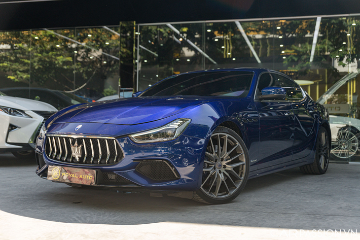 Maserati Ghibli GranSport tại Việt Nam là mẫu xe thể thao sang hạng trung của thương hiệu “cây đinh ba” nước Ý, nó phù hợp với những người dùng trẻ tuổi bởi ngôn ngữ thiết kế hiện đại, trẻ trung và vô cùng sang trọng cùng khối động cơ V6 mạnh mẽ.