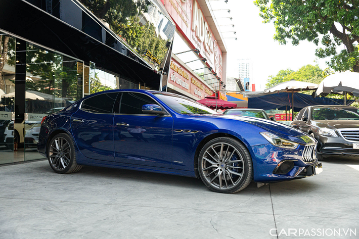 Ngay trung tâm chiếc Maserati Ghibli GranSport đã qua sử dụng này là bộ lưới tản nhiệt màu đen với các thanh dọc mạ chrome chạy song song đẹp mắt. Cụm đèn pha trước dạng Full-LED Adaptive Matrix có hệ thống chiếu sáng thích ứng phía trước (AFS) kết hợp cùng đèn LED sáng ban ngày sắc sảo.