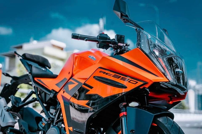 KTM RC 390 bản 2022 có phong cách thiết kế được lấy cảm hứng từ những mẫu xe đua của giải Grand Prix. Hệ thống đèn trước được tạo hình trông quen thuộc và dễ nhìn hơn. Kính chắn gió và dàn áo trước thiết kế lại nhằm tối ưu hóa yếu tố khí động học và tăng cường sự thoải mái khi lái.