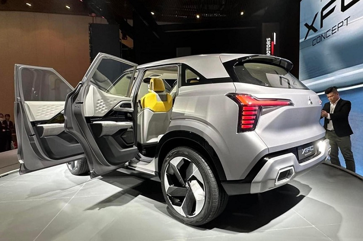 Đáng tiếc là trang bị và động cơ của Mitsubishi XFC được bán tại Việt Nam vẫn chưa được công bố. Chỉ biết rằng, trong tương lai, hãng Mitsubishi còn có kế hoạch bổ sung phiên bản điện hóa cho mẫu xe này ở khu vực Đông Nam Á.