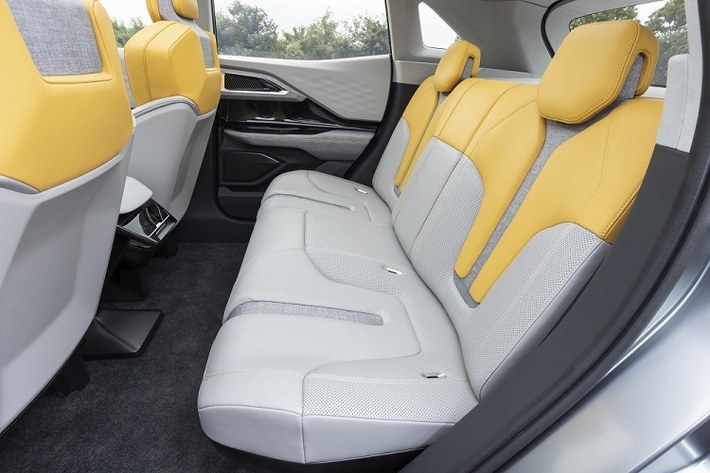 Được biết, hãng Mitsubishi đã thực nghiệm lái xe hơn 4.000 km để chắc chắn rằng mẫu xe này đáp ứng tốt nhất điều kiện giao thông ở Việt Nam. Được áp dụng ngôn ngữ thiết kế Dynamic Shield quen thuộc của hãng Mitsubishi, XFC sở hữu cụm đèn pha hình chữ "T" tương tự Xpander và Xpander Cross mới.