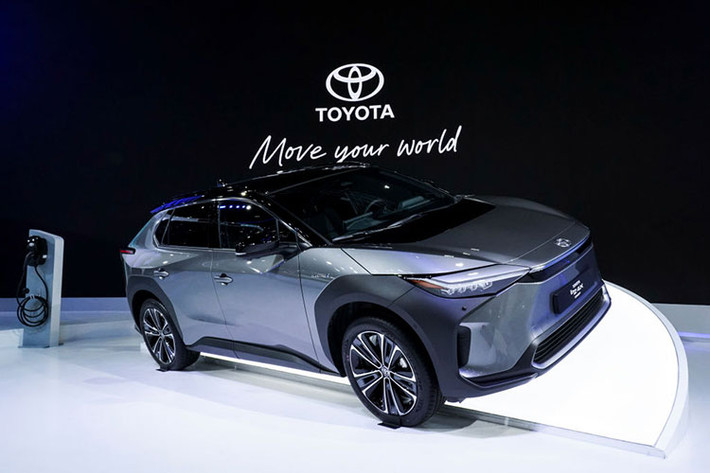 Toyota bZ4X 2023 mới tại Thái Lan có giá bán 1,836 triệu baht (khoảng 1,28 tỷ đồng), trong khi tại Indonesia có giá bán 1,19 tỷ Rupiah (tương đương 1,89 tỷ đồng). Trong khi cả hai mẫu xe này đều nhập khẩu nguyên chiếc từ Nhật Bản, nơi có giá bán từ 6 – 6,5 triệu yen (khoảng 1,06 – 1,15 tỷ đồng) tùy theo bản dẫn động cầu trước hay AWD.