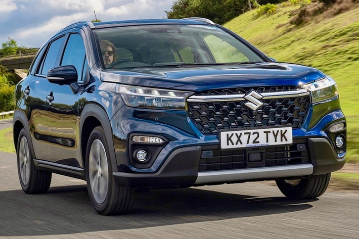 Suzuki SX4 S-Cross thế hệ mới đã chính thức trình làng vào hồi tháng 11 năm ngoái. Vào thời điểm đó, mẫu SUV cỡ B này chỉ có hệ truyền động mild hybrid với động cơ xăng tăng áp 1.4L. Sau 1 năm, Suzuki SX4 S-Cross tiếp tục được bổ sung động cơ mới. Lần này, hãng Suzuki trang bị hệ truyền động hybrid cho xe.