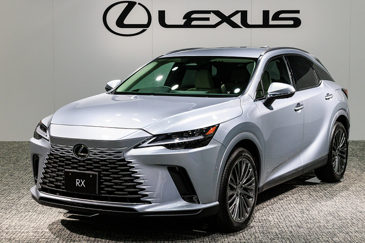Trong khi đó, RX 500h F Sport Performance sử dụng động cơ xăng tăng áp 2.4L 4 xi-lanh, hộp số tự động 6 cấp, kết hợp mô-tơ điện, cho công suất 367 mã lực và mô-men xoắn cực đại 550Nm. Xe chỉ cần 5,9 giây để tăng tốc từ 0 - 96 km/h.