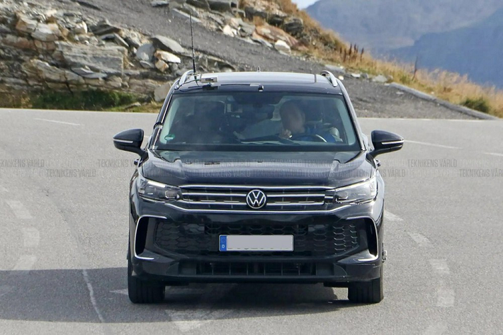 Khi xuất hiện trên đường thử, mẫu xe SUV Volkswagen Tiguan 2024 không được ngụy trang nhiều. Do đó, chúng ta có thể phần nào mường tượng ra thiết kế ngoại thất của mẫu SUV này. Qua đó, có thể thấy Volkswagen Tiguan 2024 được trang bị lưới tản nhiệt và đèn pha gần như giống hệt phiên bản cũ.