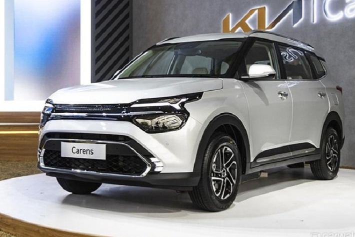 Kia Carens là mẫu MPV 7 chỗ hạng B được giới thiệu lần đầu tiên trước công chúng vào năm 1999. Đến nay, mẫu xe MPV cỡ nhỏ này đã trải qua 3 thế hệ và bắt đầu bước vào thế hệ thứ 4 (2022-nay). Vào cuối năm 2021, Kia Carens hoàn toàn mới, thuộc thế hệ thứ 4 đã chính thức trình làng tại Ấn Độ.