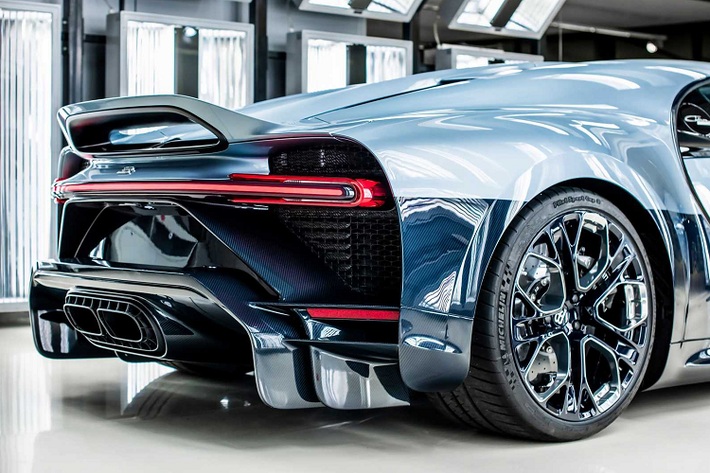 Ghế được bọc da hai màu Gris Rafale và Deep Blue với họa tiết chần bông. Bugatti đã cập nhật bảng điều khiển trung tâm để bao gồm lớp khảm khung anot hóa màu đen để hiển thị logo Profilée.