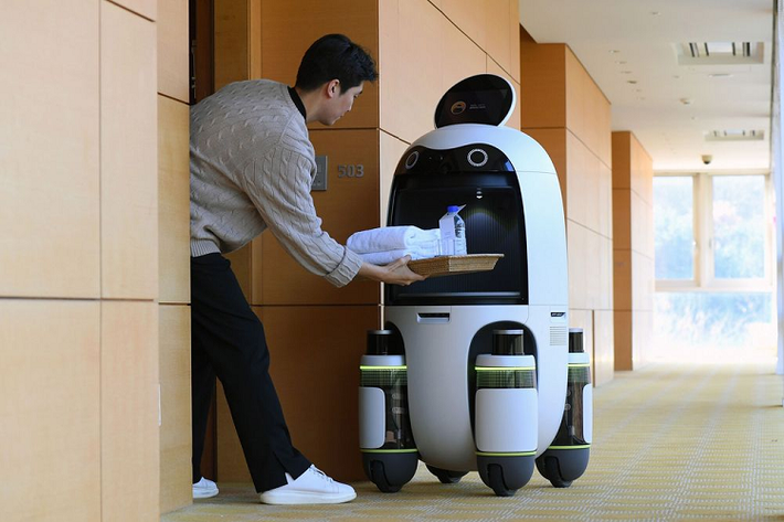 Những chú robot 4 chân Hyundai có ngoại hình nhỏ nhắn và đáng yêu này đảm nhận nhiệm vụ phục vụ phòng từ 8 giờ tối đến 10 giờ tối hàng ngày để cung cấp tiện nghi, thực phẩm và đồ uống.