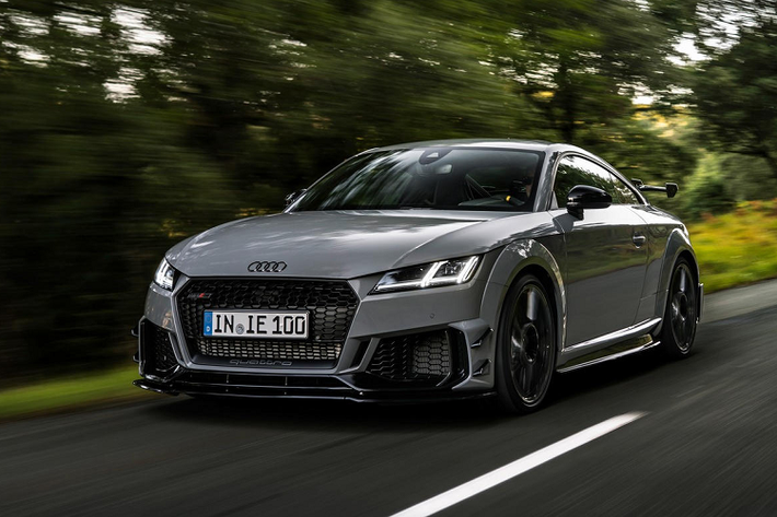 Để khiến những chiếc Audi TT đang còn "tồn kho" trở nên hấp dẫn hơn, Audi quyết định "hô biến" chúng thành phiên bản đặc biệt Iconic Edition, áp dụng riêng cho 100 chiếc cấu hình RS Coupe trên toàn thế giới.
