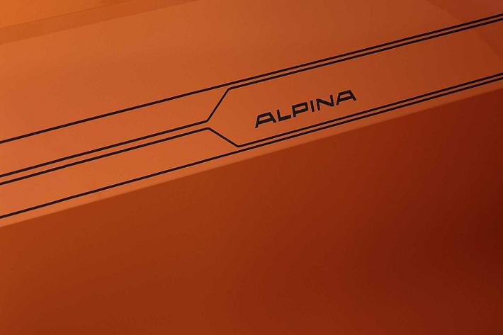 B4 Gran Coupe tại Nhật Bản có thân sơn màu Fire Orange. Một chiếc đi kèm với mâm đa chấu Alpina Classic màu vàng và có vô-lăng ở bên trái xe. Chiếc còn lại được trang bị bộ mâm xe có kích thước 20 inch màu đen và có tay lái nghịch phù hợp với giao thông tại Nhật. Các mẫu Frozen Black Metallic tinh tế hơn cũng có thiết lập tương tự, chỉ khác ở bộ mâm xe cổ điển màu đen được thay thế bằng bộ mâm xe anthracite.