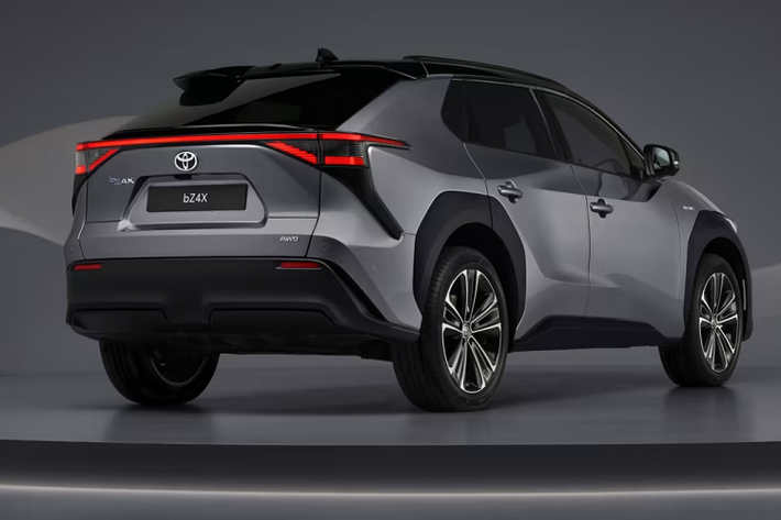 Tuy nhiên, vận đen vẫn chưa buông tha cho mẫu ôtô điện này. Theo tờ Automotive News Europe, hãng Toyota còn phát hiện và sửa lỗi liên quan đến túi khí của bZ4X. Nguyên nhân là do túi khí không được lắp đặt đúng cách tại nhà máy. Ngoài Bắc Mỹ và châu Âu, Toyota bZ4X hiện còn được bán tại một số thị trường Đông Nam Á như Thái Lan. Tại thị trường Thái Lan, Toyota bZ4X có giá 1,865 triệu Baht (khoảng 1,18 tỷ đồng).