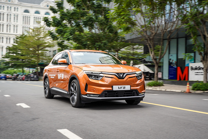 Lỡ hẹn với sự kiện lái thử xe VF 8 được VinFast tổ chức lần đầu tại TP HCM vào hồi tháng 7, anh Nguyễn Minh Sơn cùng vợ và cậu con trai 10 tuổi đã có mặt từ khá sớm tại M-Building (quận 7, TP.HCM) trong buổi sáng 28/10 khi biết VinFast tiếp tục tổ chức sự kiện lái thử xe VF 8 tại đây.