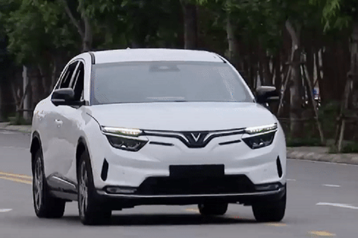 Cũng chốt cọc VF 8 ngay sau lần đầu “chạm mặt”, anh Thế Hoàng cho rằng đây là một trong những mẫu xe thú vị nhất và “đáng tiền” nhất hiện nay. Xét tất cả các tiêu chí quan trọng, từ thiết kế nội ngoại thất, trang bị đến vận hành, VF 8 tương đương với những mẫu xe có giá cao hơn nhiều lần.