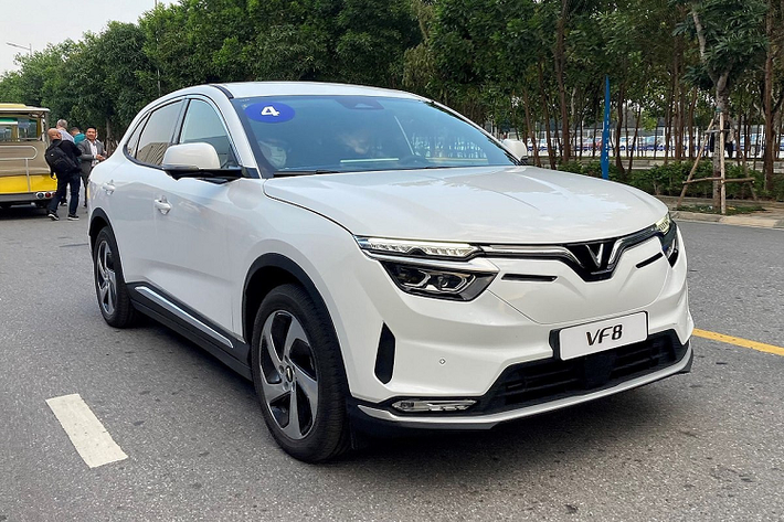 Đặc biệt, mẫu ô tô điện thông minh này được trang bị rất nhiều tính năng ưu việt như hiển thị tốc độ trên kính lái, ghế chỉnh điện 12 hướng, hệ thống âm thanh 12 loa, tính năng làm mát ghế sau (trên bản Plus) và một loạt công nghệ ADAS, Smart Services tiên tiến.