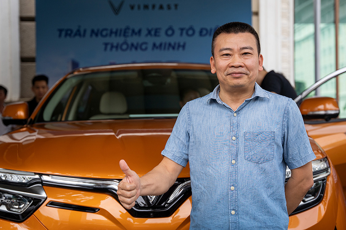 Là một trong những người chơi xe và trải nghiệm đa dạng các dòng xe, anh Phạm Quốc Anh (quận Bình Thạnh) không ngần ngại chấm điểm 10 cho phần thể hiện xuất sắc của chiếc xe, dù cung đường lái thử chưa cho phép VF 8 phô diễn hết sức mạnh. Theo anh Quốc Anh, VF 8 sở hữu hệ thống treo rất chắc chắn, mang tới cảm giác lái “cực phê”, nhất là khi tăng tốc.