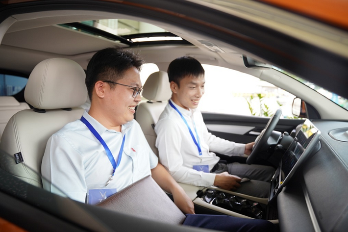 “Không gian xe rộng hơn hẳn các mẫu SUV chạy xăng cùng phân khúc hạng D tôi từng lái. Đặc biệt là khoảng để chân thoải mái cho người ngồi sau. Màn hình trung tâm cỡ lớn thì cực kỳ bắt mắt. Đặc biệt, thiết kế phím bấm ấn tượng khiến chiếc xe mang đậm chất công nghệ”, anh Hoàng tấm tắc.