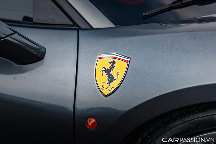 Ferrari 488 GTB là một mẫu siêu xe tập trung vào cảm giác lái nên khoang nội thất không xuất hiện màn hình giải trí trung tâm, mà thay vào đó là 2 màn hình kỹ thuật số được đặt sau vô-lăng để hiển thị tốc độ, mức nhiên liệu, hệ thống giải trí, định vị,...