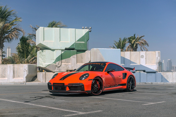 Porsche 911 Turbo S 2022 mới khá toàn diện, tuy nhiên điều này vẫn không thể ngăn cản được hãng độ Manhart Performance thực hiện dự án nâng cấp của mình dựa trên chính mẫu xe này. Hậu nâng cấp, mẫu xe này được đặt tên là TR 800 theo đúng tên gọi của dải sản phẩm xe độ từ Manhar Performance.