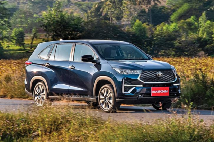 Dù ở phiên bản nào, Toyota Innova HyCross 2023 cũng dùng hệ dẫn động cầu trước FWD thay vì hệ dẫn động cầu sau RWD như thế hệ cũ. Đồng thời, xe không còn động cơ diesel và hộp số sàn như trước. Lượng xăng tiêu thụ trung bình của phiên bản hybrid là 23,24 km/lít (khoảng 4,3 lít/100 km) trong khi con số tương ứng của động cơ xăng là 16,13 km/lít (6,19 lít/100 km).