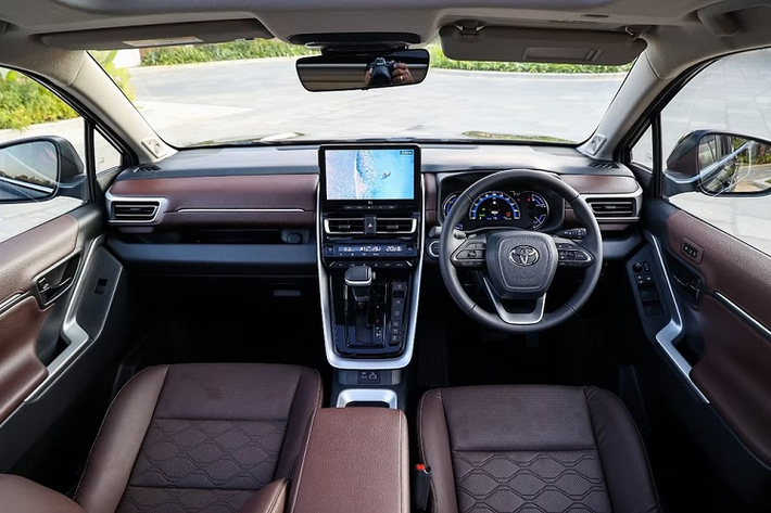 Theo đó, Toyota Innova Hycross 2023 tại Ấn Độ có thêm ghế trước với tính năng thông hơi/chỉnh điện/nhớ vị trí, rèm che nắng dành cho hàng ghế thứ hai, hệ thống âm thanh JBL 9 loa và hệ thống điều hòa đa vùng ở cả trước lẫn sau.