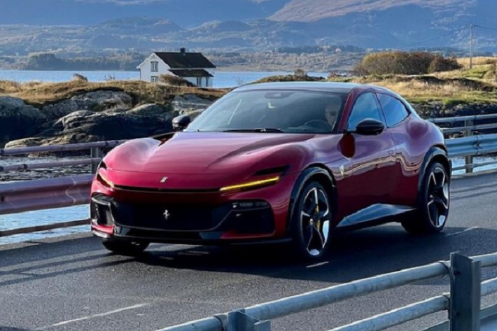 Mới đây, Ferrari Purosangue – mẫu SUV đầu tiên của thương hiệu xe thể thao nước Ý đã bị cánh săn ảnh bắt gặp khi đang lăn bánh trên đường cao tốc ở Na Uy. Được biết, đây là buổi ghi hình quảng cáo mẫu xe thể thao 4 chỗ này. Purosangue là mẫu xe mới nhất của Ferrari, được hãng trình làng vào ngày 13/9.