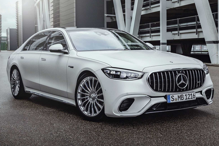 Mercedes-AMG S63 E Performance 2023 mới chính là chiếc S-Class mạnh mẽ nhất từ trước đến nay. Trong khi chiếc AMG C63 S mới nhất đã giảm kích thước từ động cơ V8 4.0 lít thành động cơ bốn xi-lanh được trang bị hybrid thì người anh lớn S63 của nó vẫn sử dụng động cơ 4.0 lít và bổ sung thêm sức mạnh Hybrid thông qua một động cơ điện bổ sung.