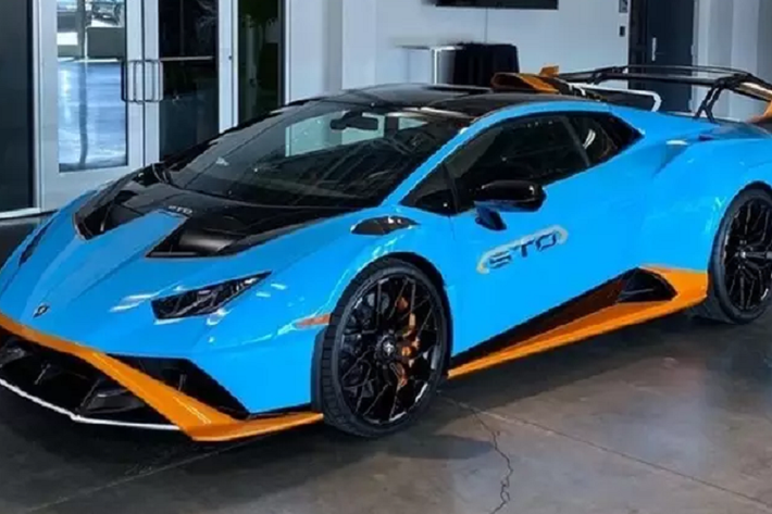 Lamborghini Huracan STO Super Trofeo Omologata mới được sử dụng nhiều chi tiết từ vật liệu carbon: Nắp ca-pô trước, tấm chắn bùn và cản trước được làm thành một phần duy nhất, một thiết kế giúp xe không chỉ có được độ nhẹ tuyệt vời mà còn có thể bắt nhanh xu hướng được như những chiếc xe đua.
