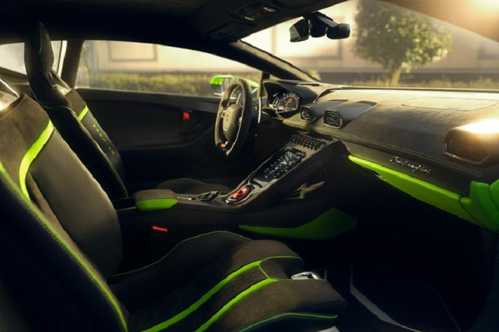 Lamborghini Huracan Tecnica có thời gian tăng tốc từ vị trí xuất phát lên 100 km/h trong thời gian 3,2 giây trước khi đạt tốc độ tối đa 325 km/h. Xe có trang bị hệ thống đánh lái cầu sau, hệ thống điều hướng mô-men xoắn, hệ thống kiểm soát tích hợp Lamborghini Dinamica Veicolo Integrata.