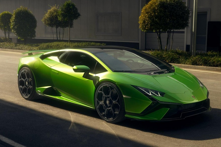 Vào chiều ngày 8/11/2022 vừa qua, trên mạng xã hội lan truyền hình ảnh về chú bò tót Lamborghini Huracan bản Tecnica với ngoại thất sơn màu xanh và không quá khó để nhận ra xe thuộc phiên bản Tecnica, mới được ra mắt trên thế giới vào tháng 4 đầu năm nay.