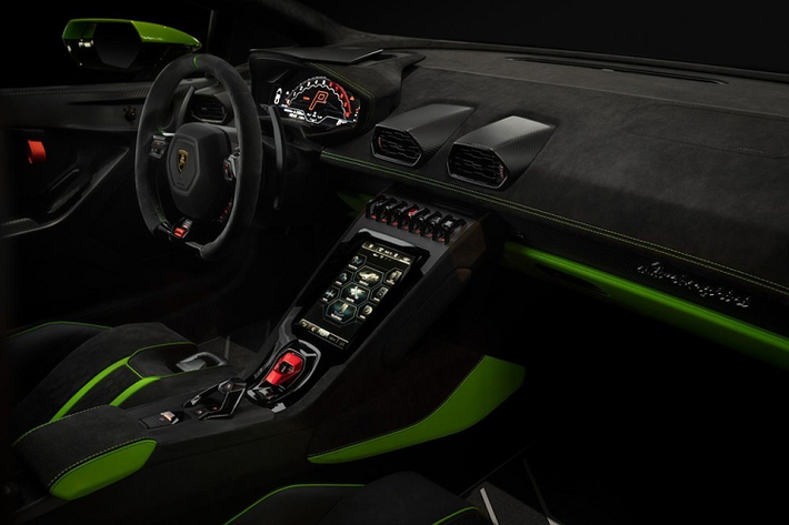 Ngoài bộ áo màu xanh lá, chiếc siêu xe Lamborghini Huracan Tecnica 2022 mới lộ ảnh âm thầm có mặt tại Việt Nam còn có nhiều chi tiết ở ngoại thất sơn đen tạo điểm nhấn.