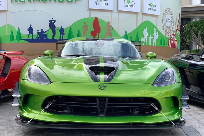 Với những người đam mê siêu xe tại Việt Nam, chiếc Dodge Viper ACR hàng độc màu xanh da rắn chắc chắn không xa lạ gì. “Siêu rắn” này được nhập về Việt Nam hồi tháng 4/2022 bởi một đơn vị nhập khẩu tư nhân và là chiếc Dodge Viper ACR thứ hai có mặt ở nước ta. Chiếc xe cũng thường xuyên được trưng bày tại một số dự án của tập đoàn Novaland.